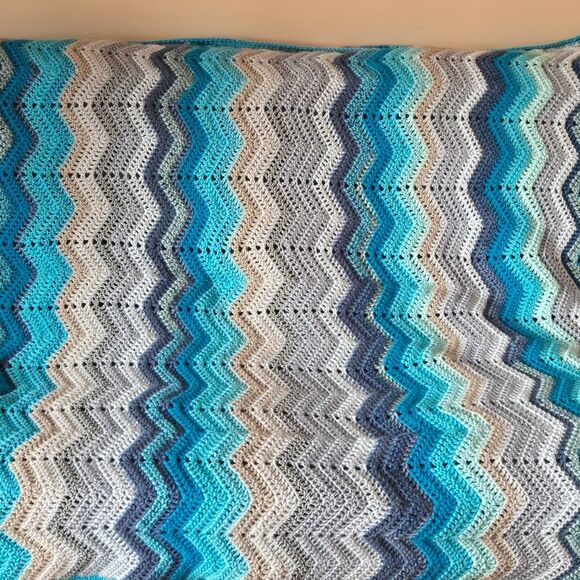 Handmade afghan - Picture 1 of 3
